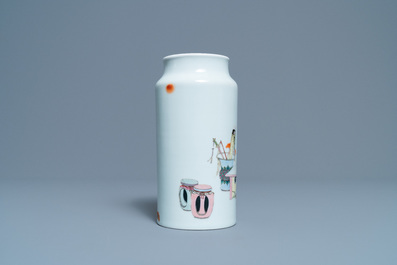 Un vase en porcelaine de Chine famille rose &agrave; d&eacute;cor de femmes dans un int&eacute;rieur, R&eacute;publique