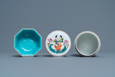 Five Chinese blue and white dishes, a bowl and a covered jar, 18/19th C.