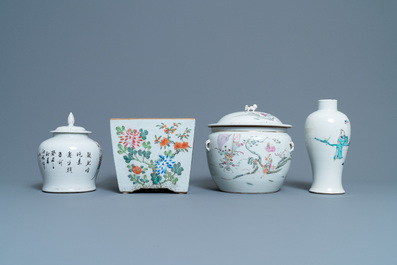 Une jardini&egrave;re, deux vases et un bol couvert en porcelaine de Chine famille rose, 19/20&egrave;me