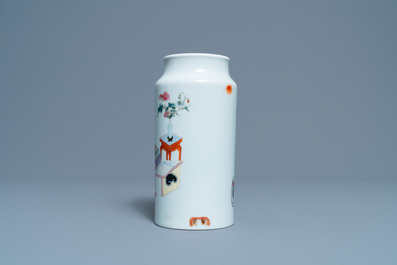 Un vase en porcelaine de Chine famille rose &agrave; d&eacute;cor de femmes dans un int&eacute;rieur, R&eacute;publique