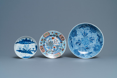 Five Chinese blue and white dishes, a bowl and a covered jar, 18/19th C.