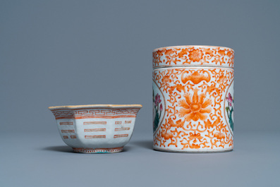 Five Chinese blue and white dishes, a bowl and a covered jar, 18/19th C.