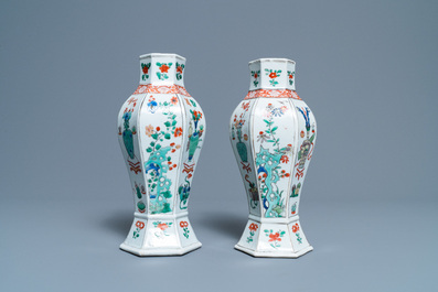 Une paire de vases en porcelaine de Chine famille verte, Kangxi