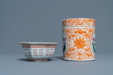 Five Chinese blue and white dishes, a bowl and a covered jar, 18/19th C.