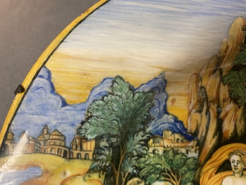 Een mythologische schotel in Italiaanse majolica met 'De transformatie van de maenaden' uit het Lanciarini servies, Urbino, 16e eeuw