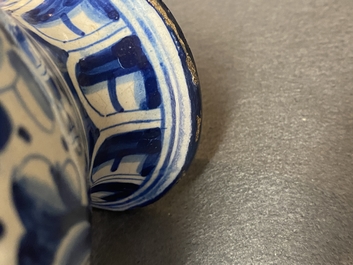 Een blauw-witte Antwerpse majolica 'a foglie' apothekersfles, 2e helft 16e eeuw