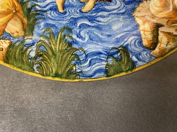 Een mythologische schotel in Italiaanse majolica met 'Latona en de kikkers', Urbino, 16e eeuw