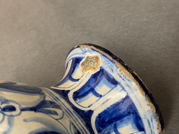 Een blauw-witte Antwerpse majolica 'a foglie' apothekersfles, 2e helft 16e eeuw