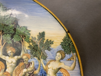 Een mythologische schotel in Italiaanse majolica met 'De transformatie van de maenaden' uit het Lanciarini servies, Urbino, 16e eeuw