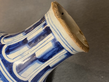 Een blauw-witte Antwerpse majolica 'a foglie' apothekersfles, 2e helft 16e eeuw