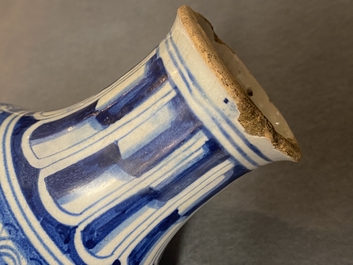 Een blauw-witte Antwerpse majolica 'a foglie' apothekersfles, 2e helft 16e eeuw