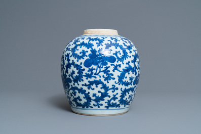 Een Chinese blauw-witte pot met floraal decor, Kangxi