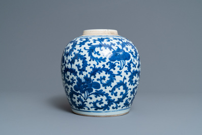 Een Chinese blauw-witte pot met floraal decor, Kangxi