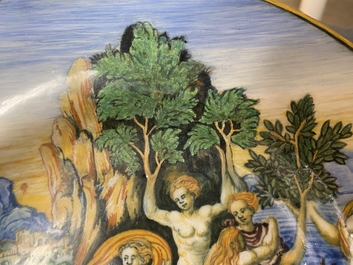Een mythologische schotel in Italiaanse majolica met 'De transformatie van de maenaden' uit het Lanciarini servies, Urbino, 16e eeuw