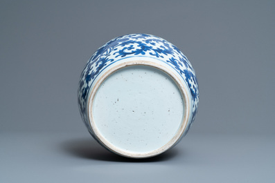 Een Chinese blauw-witte pot met floraal decor, Kangxi