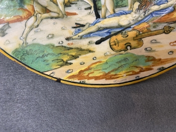 Een mythologische schotel in Italiaanse majolica met 'De transformatie van de maenaden' uit het Lanciarini servies, Urbino, 16e eeuw