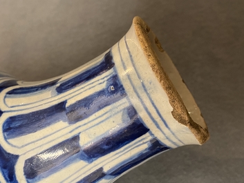 Een blauw-witte Antwerpse majolica 'a foglie' apothekersfles, 2e helft 16e eeuw