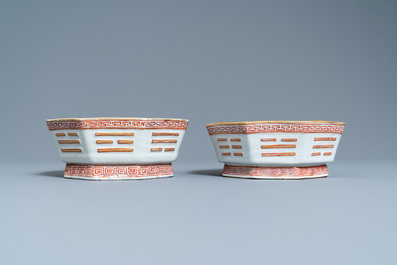 Une paire de bols de forme octagonale en porcelaine de Chine, marque et &eacute;poque de Tongzhi