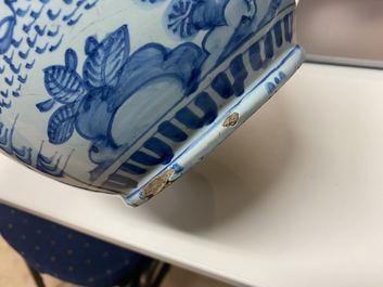 Een grote blauw-witte Delftse kan met chinoiserie decor, 17de eeuw