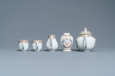 Een Chinees famille rose 20-delig theeservies met gekroonde monogrammen voor de Europese markt, Qianlong