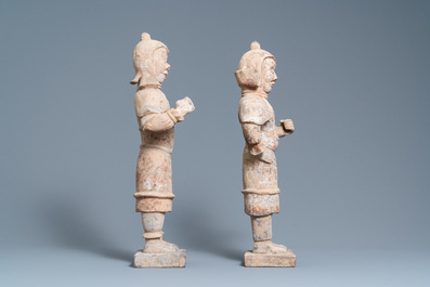 Une paire de figures de gardiens 'Lokapala' en terre cuite polychrom&eacute;e, Chine, Tang