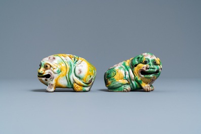 Une paire de mod&egrave;les de chiens et une paire de porte-encens en forme de lions bouddhistes en biscuit &eacute;maill&eacute; sancai, Chine, Kangxi