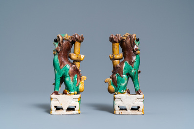 Une paire de mod&egrave;les de chiens et une paire de porte-encens en forme de lions bouddhistes en biscuit &eacute;maill&eacute; sancai, Chine, Kangxi