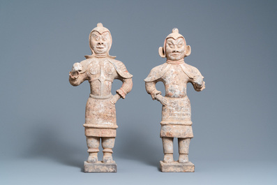 Une paire de figures de gardiens 'Lokapala' en terre cuite polychrom&eacute;e, Chine, Tang