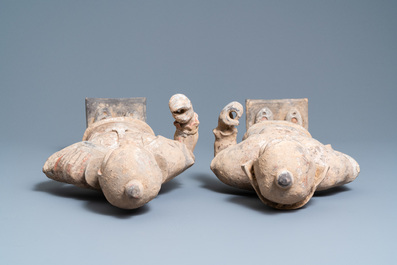 Une paire de figures de gardiens 'Lokapala' en terre cuite polychrom&eacute;e, Chine, Tang