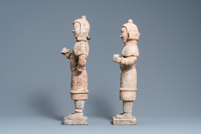 Une paire de figures de gardiens 'Lokapala' en terre cuite polychrom&eacute;e, Chine, Tang