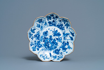 Une paire de vases, un plat en forme de lotus et quatre bols en porcelaine de Chine en bleu et blanc, Kangxi