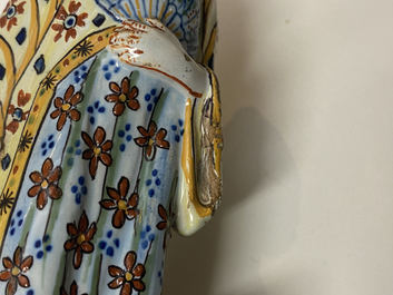 Une figure d'un chinois en fa&iuml;ence polychrome de Delft, ca. 1800