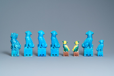 Quatorze mod&egrave;les de lions bouddhistes en porcelaine de Chine turquoise monochrome et famille verte, 19/20&egrave;me