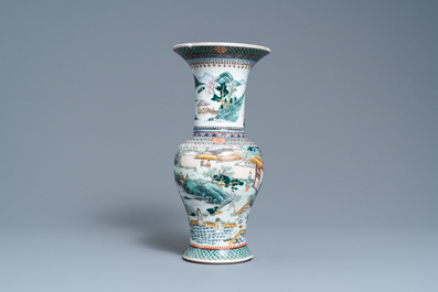 Un vase de forme 'yenyen' en porcelaine de Chine famille verte et un grand plat en bleu et blanc, 19&egrave;me