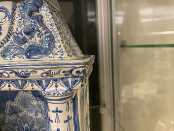 Une bo&icirc;te couverte en forme de chemin&eacute; en fa&iuml;ence de Delft en bleu et blanc, vers 1800