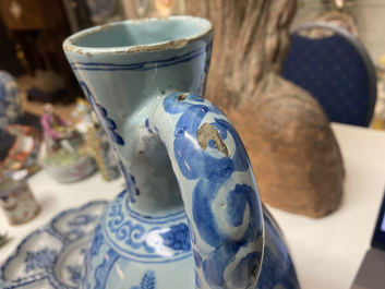 Een grote blauw-witte Delftse kan met chinoiserie decor, 17de eeuw