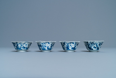 Une paire de vases, un plat en forme de lotus et quatre bols en porcelaine de Chine en bleu et blanc, Kangxi