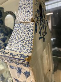 Une bo&icirc;te couverte en forme de chemin&eacute; en fa&iuml;ence de Delft en bleu et blanc, vers 1800