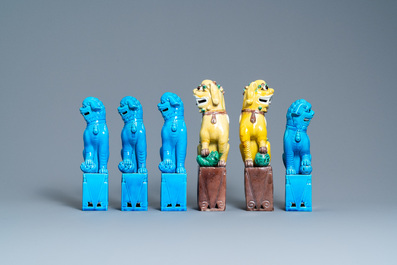 Quatorze mod&egrave;les de lions bouddhistes en porcelaine de Chine turquoise monochrome et famille verte, 19/20&egrave;me