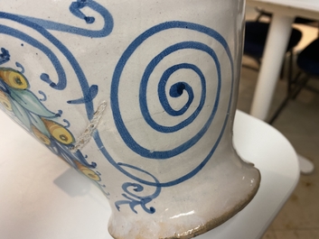 Een grote siroopkan met een wapenschild in Italiaanse majolica, Deruta, gedat. 1569