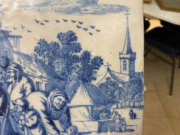 Une plaque en fa&iuml;ence de Delft en bleu et blanc &agrave; d&eacute;cor d'une sc&egrave;ne de village, 2&egrave;me moiti&eacute; du 17&egrave;me