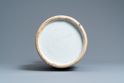 Un vase en porcelaine de Chine en bleu et blanc &agrave; fond c&eacute;ladon, 19&egrave;me
