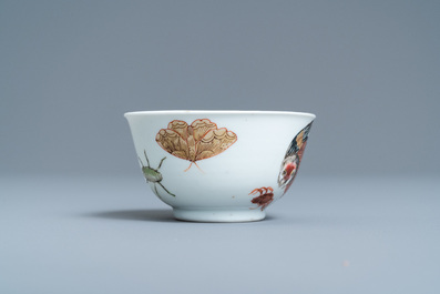 Une tasse et soucoupe en porcelaine de Chine famille rose &agrave; d&eacute;cor d'un oiseau entour&eacute; d'insectes, Yongzheng