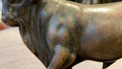 Attr. &agrave; Barth&eacute;l&eacute;my Prieur (France, circa 1536-1611): un mod&egrave;le d'un taureau en bronze avec traces de laque rouge