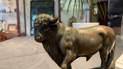 Toegeschr. aan Barth&eacute;l&eacute;my Prieur (Frankrijk, circa 1536-1611): een bronzen model van een stier met sporen van rode lak
