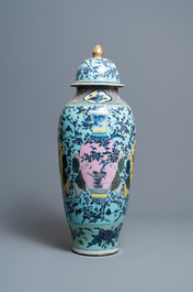 Un tr&egrave;s grand vase couvert en porcelaine de Chine famille rose &agrave; fond turquoise, 19&egrave;me