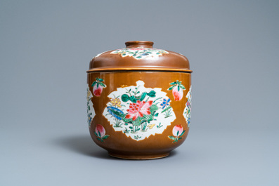 Un grand bol couvert en porcelaine de Chine famille rose &agrave; fond brun capucin, Qianlong