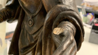 Une statue d'une sainte en bois fruitier sculpt&eacute;, Vall&eacute;e du Rhin, Allemagne, 2&egrave;me moiti&eacute; du 16&egrave;me