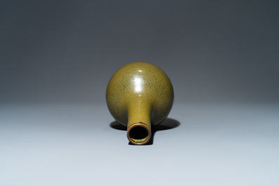 Een Chinese monochrome flesvormige 'teadust' vaas, 19e eeuw