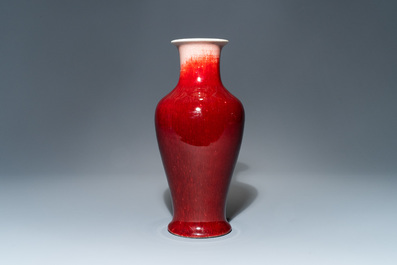 Un vase en porcelaine de Chine langyao monochrome, 19&egrave;me